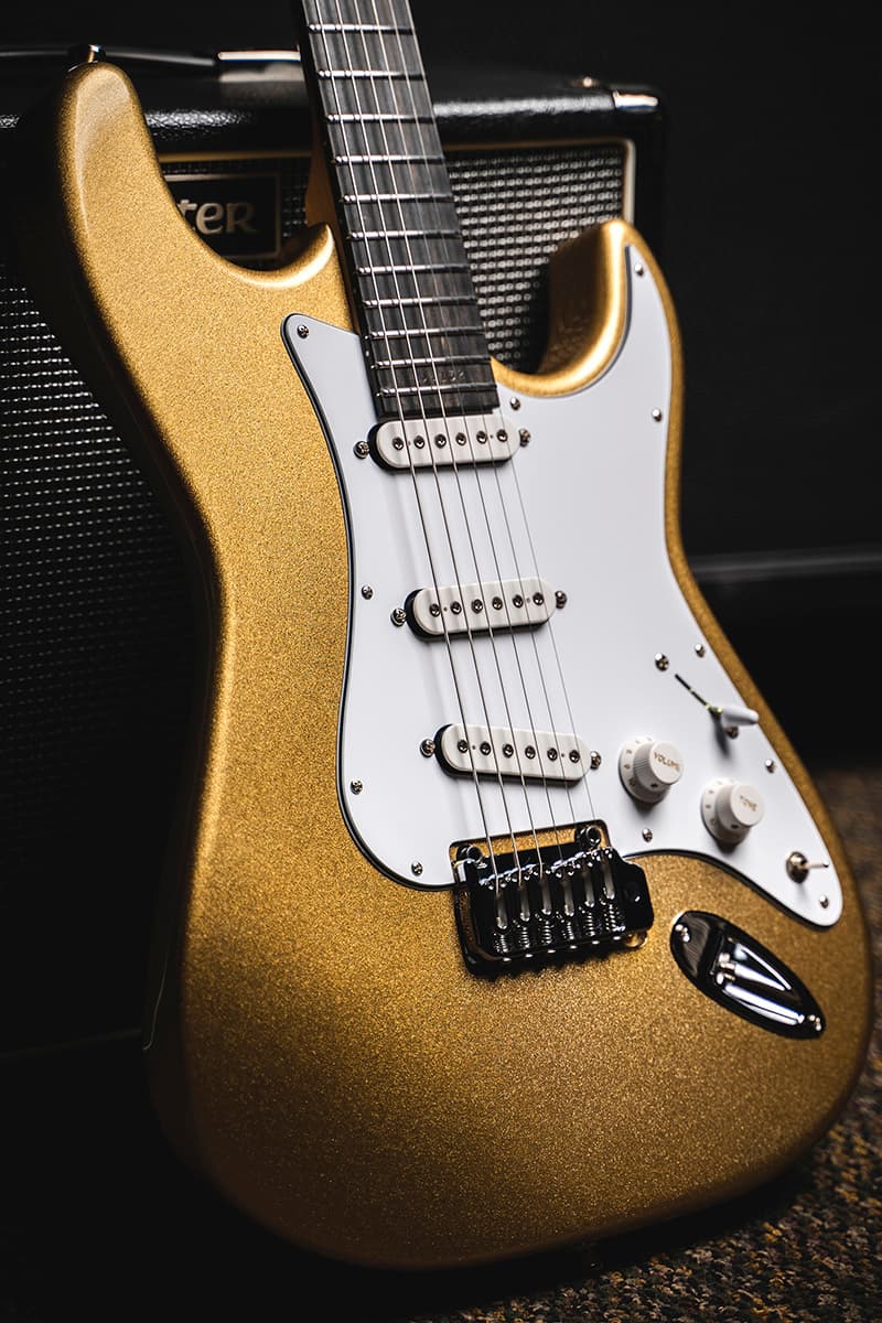 Kiesel Guitars Delos tremolo D6X with gold finish, white pickguard, single-single-single SSS, white pickup coils, white plastic knobs, chrome hardware, ebony fingerboard, no top inlays NIN