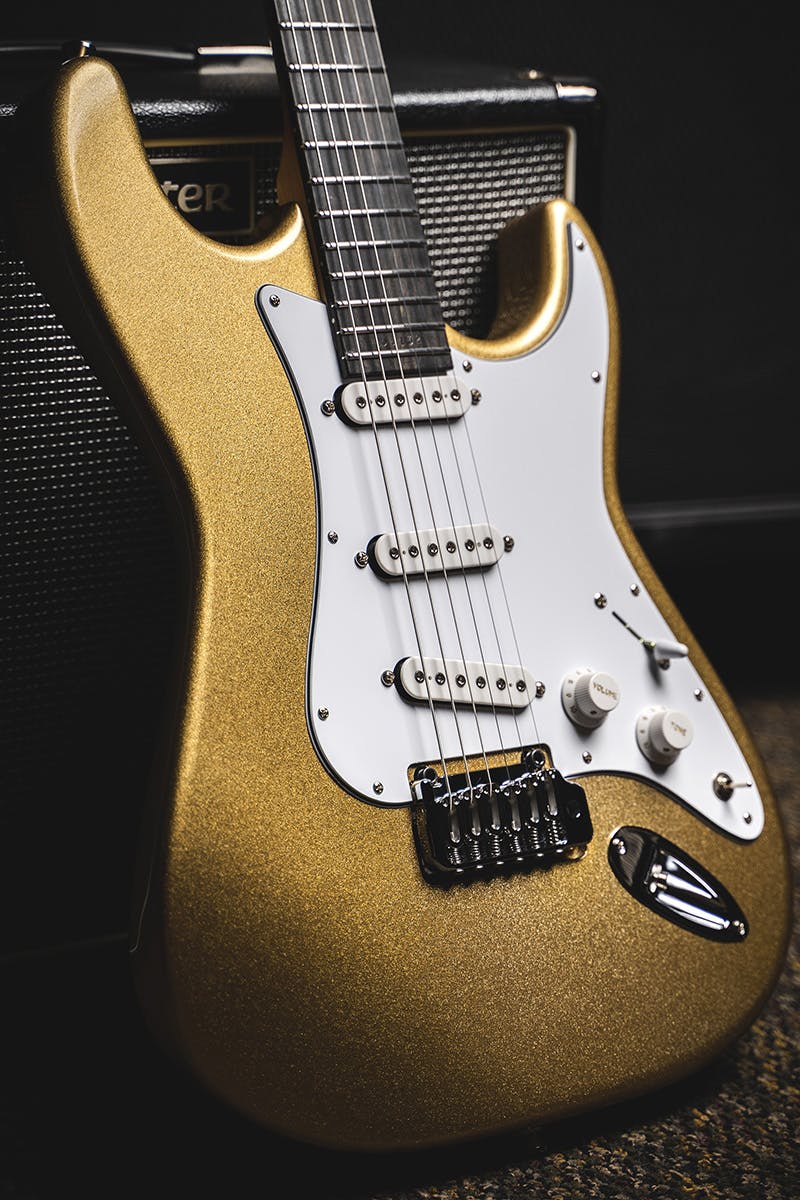 Kiesel Guitars Delos tremolo D6X with gold finish, white pickguard, single-single-single SSS, white pickup coils, white plastic knobs, chrome hardware, ebony fingerboard, no top inlays NIN